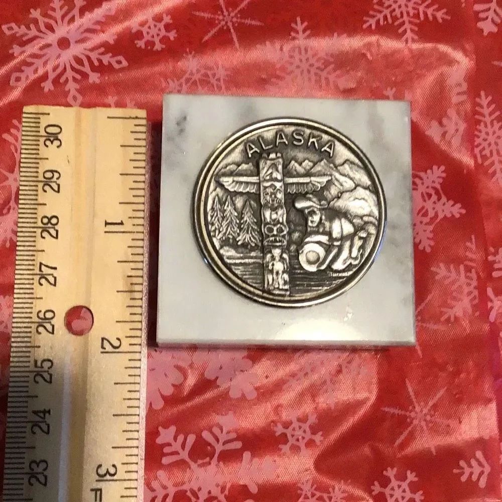 Medallion Alaska gold panning medallion with totem pole on 2 x 2“ marble